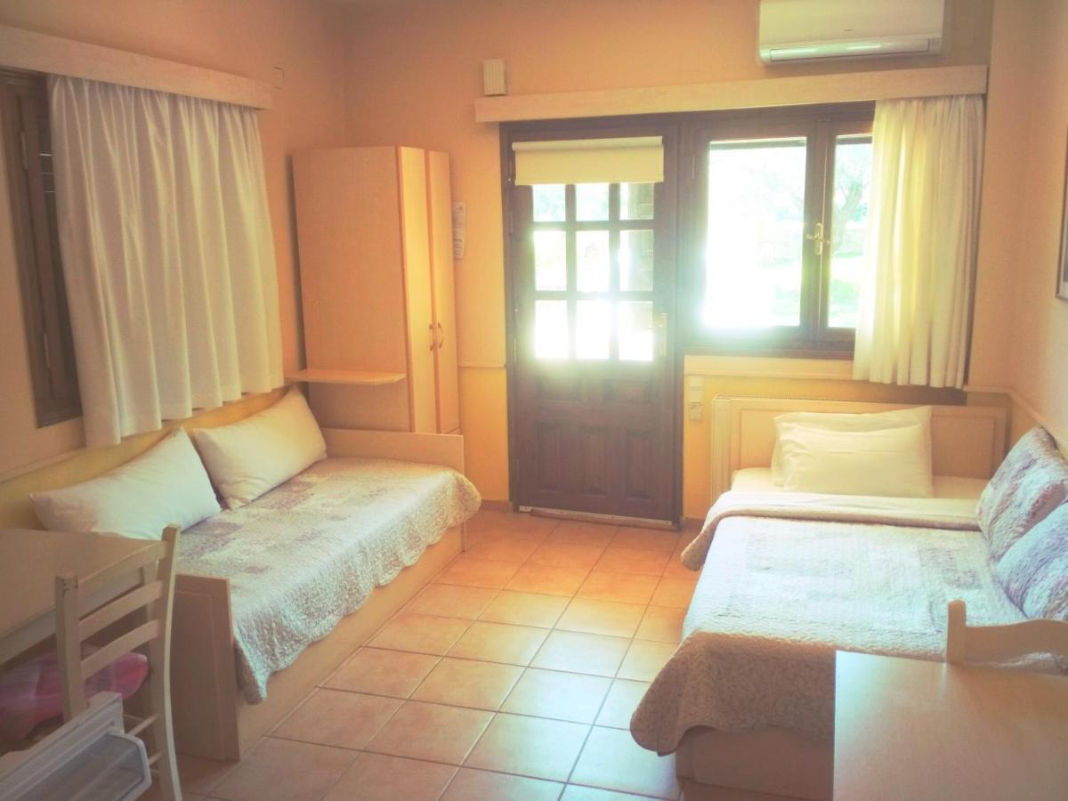 Rent Rooms Alexiou Limni  Exterior photo