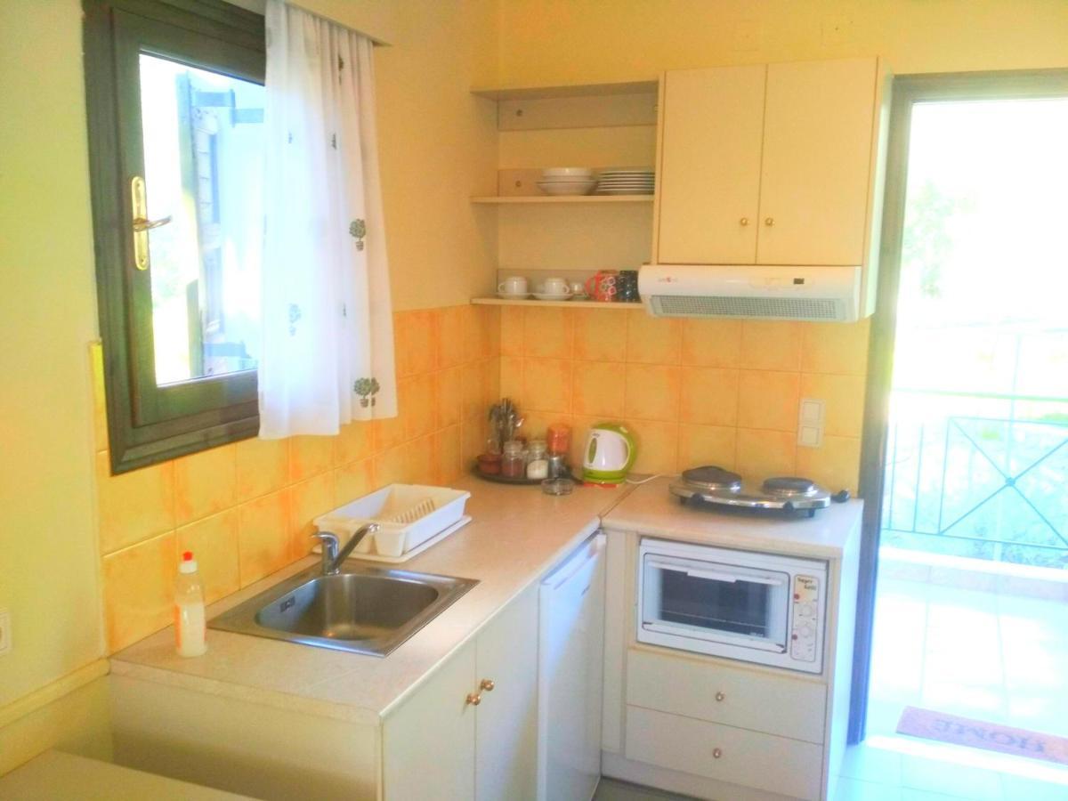Rent Rooms Alexiou Limni  Exterior photo